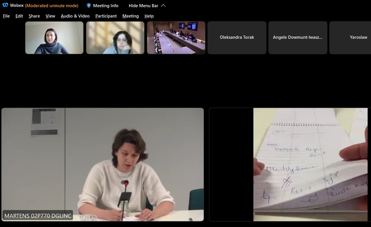Ute Pauna здійснює послідовний переклад промови німецькою мовою із використанням записів